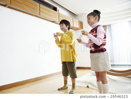 孩子們玩電子遊戲 孩子們玩電子遊戲 29546323