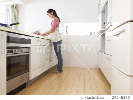廚房裡的女人 29546350