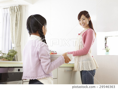 Mother and daughter who cleans dishes 29546363