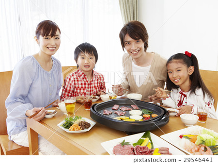 父母和孩子吃yakisaki 父母和孩子吃yakisaki 29546441