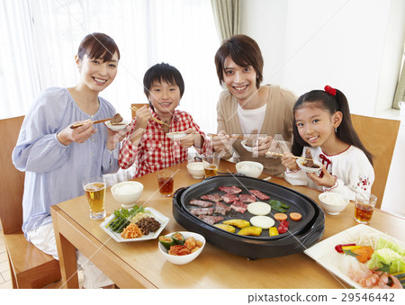 父母和孩子吃yakisaki 29546442