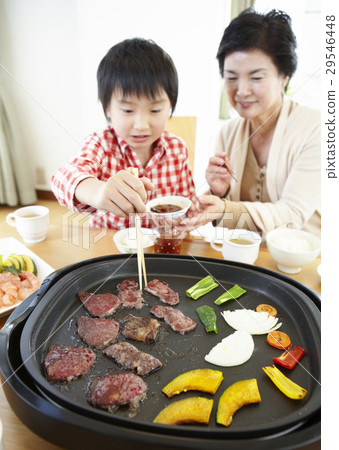 吃烤肉和孫子的祖母 吃烤肉和孫子的祖母 29546448