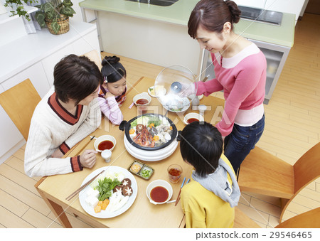 Parent and child surrounding the hot pot Parent and child surrounding the hot pot 29546465