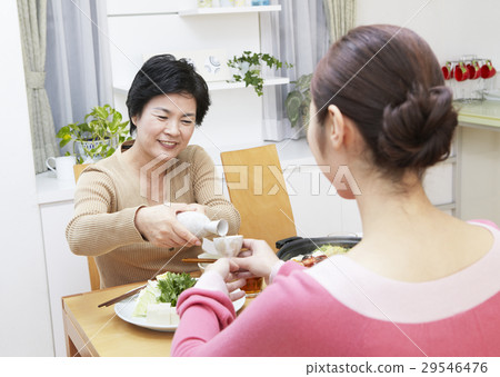 母親和女兒圍莢 29546476
