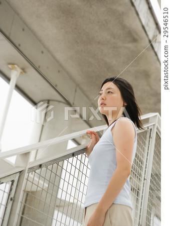 young woman      29546510