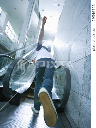 一名年輕男子跑進自動扶梯 29546523