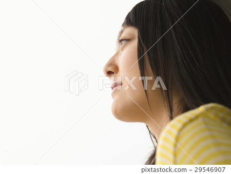 A profile of a young lady 29546907