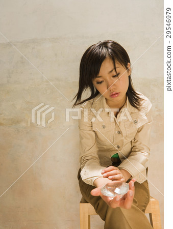 有切開的玻璃的一個女孩 有切開的玻璃的一個女孩 29546979