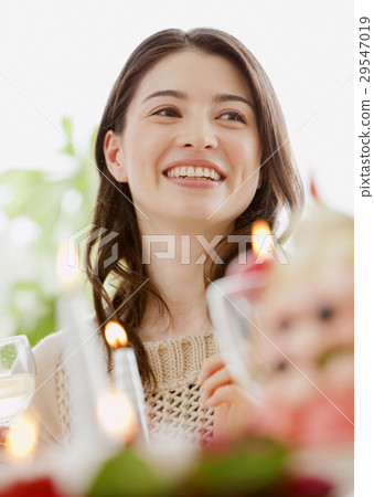 一個女人帶著微笑 29547019