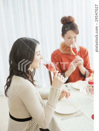 一個女人喝香檳 29547027