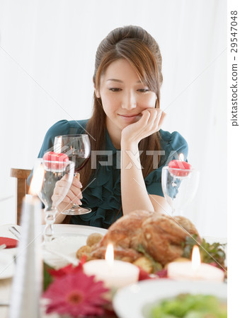 有酒杯的一名婦女 29547048