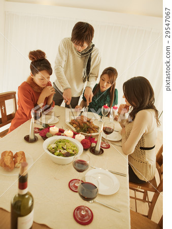 A man who cuts roast turkey A man who cuts roast turkey 29547067