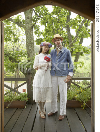 Crouching bride and groom Crouching bride and groom 29547148