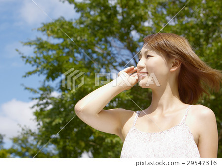 A smiling young lady 29547316