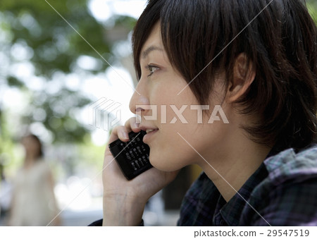 投入在手機的一個少婦 29547519