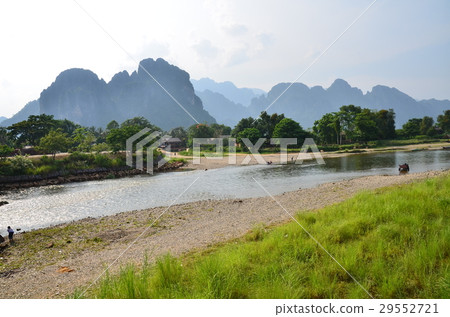 老撾Bambivenzon河和山脈和街道的風景名勝 29552721