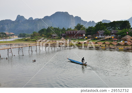 老撾班比森河和山和竹橋的景點一個男騎小船 29552732