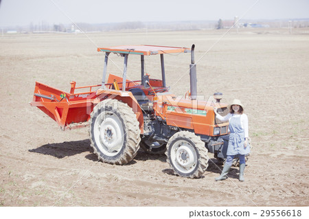 拖拉機和婦女 29556618