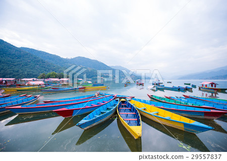 圖庫照片: rowboat symbol of phewa lakeshore in pokhara city