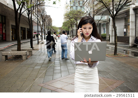 商務女性 講電話同時使用筆電 商務女性 講電話同時使用筆電 29561511