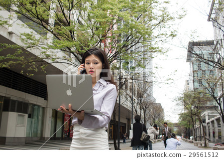 商務女性 講電話同時使用筆電 商務女性 講電話同時使用筆電 29561512