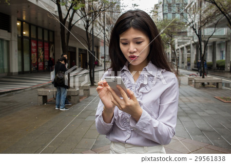 商務女性 滑手機 29561838