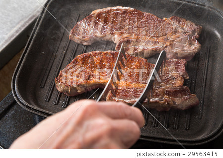 黑毛和牛牛肉肩烤牛排燒烤 29563415