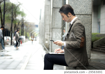 商務攝影 同時使用筆記型電腦跟手機 商務攝影 同時使用筆記型電腦跟手機 29563891