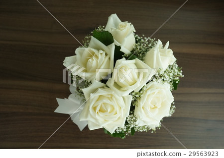 白玫瑰（玫瑰，玫瑰），花束，木紋桌 29563923