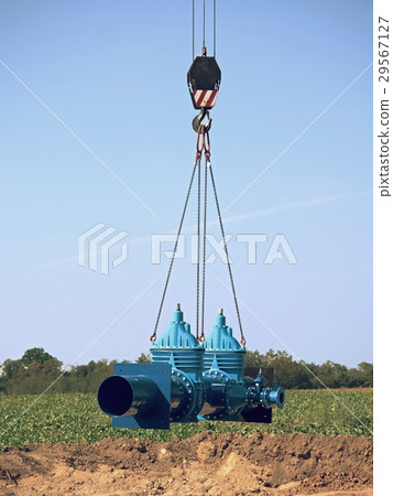 Crane handling 500mm pipe with gate valves. Crane handling 500mm pipe with gate valves. 29567127