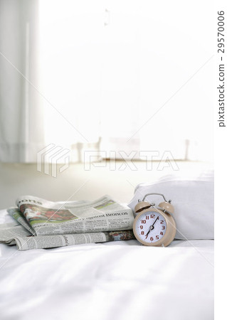 鬧鐘(07:05)和英文報紙 鬧鐘(07:05)和英文報紙 29570006