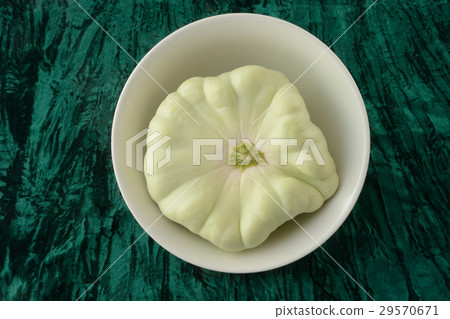Pattypan squash in bowl 29570671