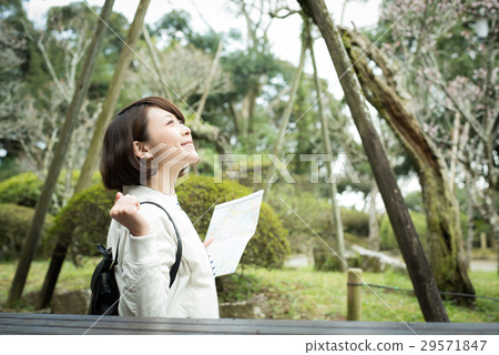 Sightseeing travel women Sightseeing travel women 29571847