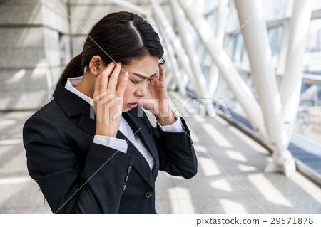 A woman holding a head 29571878