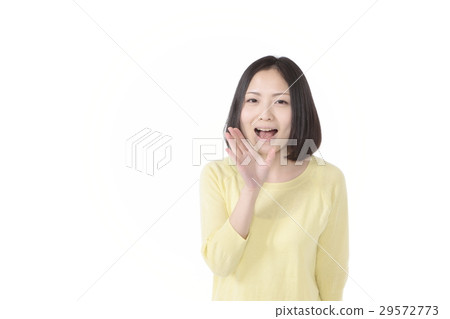 一名年輕女子打電話 29572773