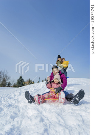 4人家庭玩雪 29574741