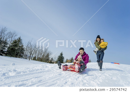 4人家庭玩雪 29574742