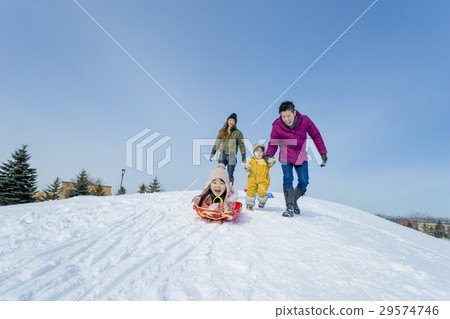 4人家庭玩雪 29574746