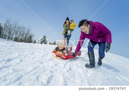4人家庭玩雪 29574747