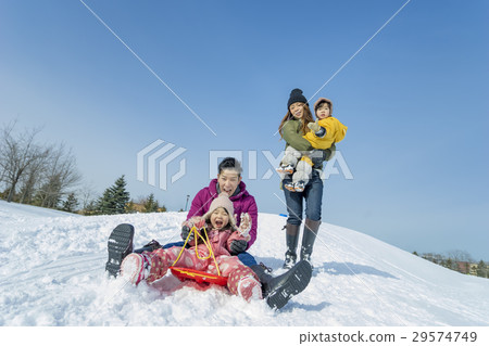 4人家庭玩雪 4人家庭玩雪 29574749