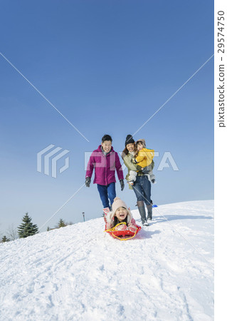 4人家庭玩雪 29574750