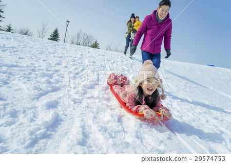 4 people family playing snow 29574753