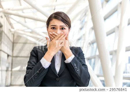 一個女人咬緊嘴 一個女人咬緊嘴 29576841