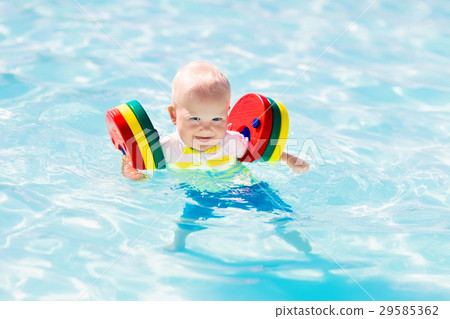 Little baby boy playing in swimming pool 29585362