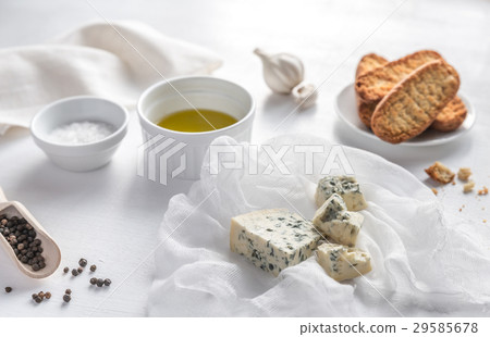 Appetizer with blue cheese and croutons 29585678