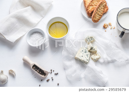 Appetizer with blue cheese and croutons 29585679