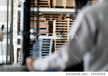 Worker operating a forklift 29585929