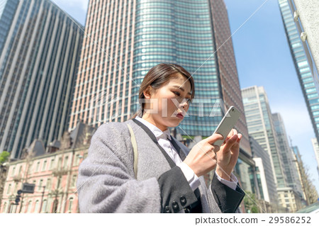 觀看智能手機的婦女 觀看智能手機的婦女 29586252