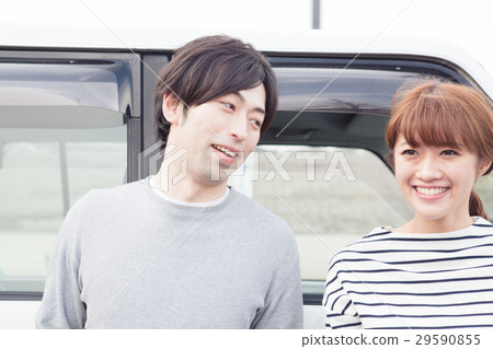 20的夫婦在車前說話 29590855