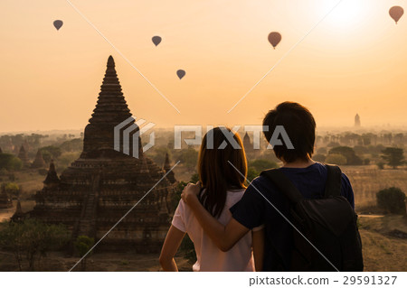 Couple traveler looking at balloons 29591327